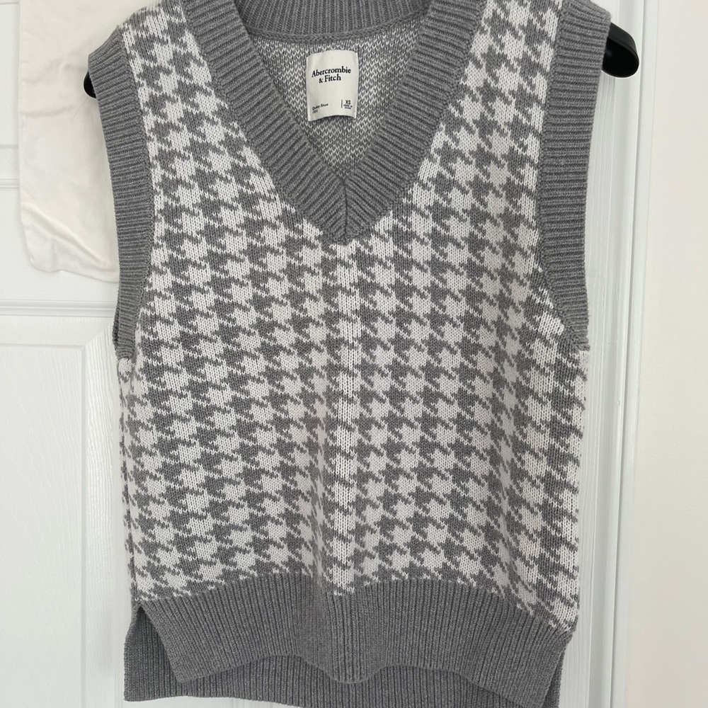 Abercrombie & Fitch V-Neck Gray and White Sweater